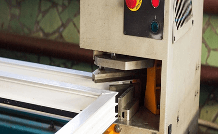 行業(yè) |包裝 |臺(tái)達(dá)裁切護(hù)角機(jī)解決方案，動(dòng)作柔順，高速精密